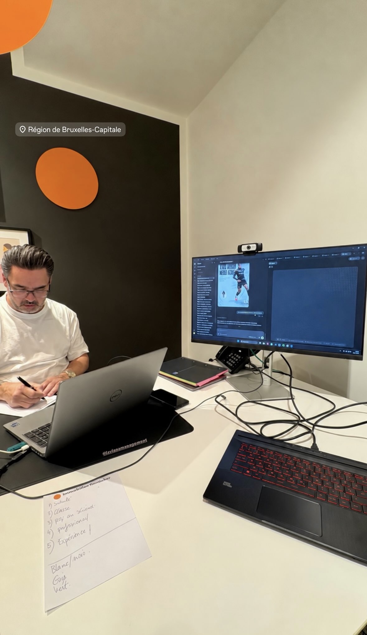Séance de travail pour Laviana Management, avec ordinateurs et supports de création sur un bureau.